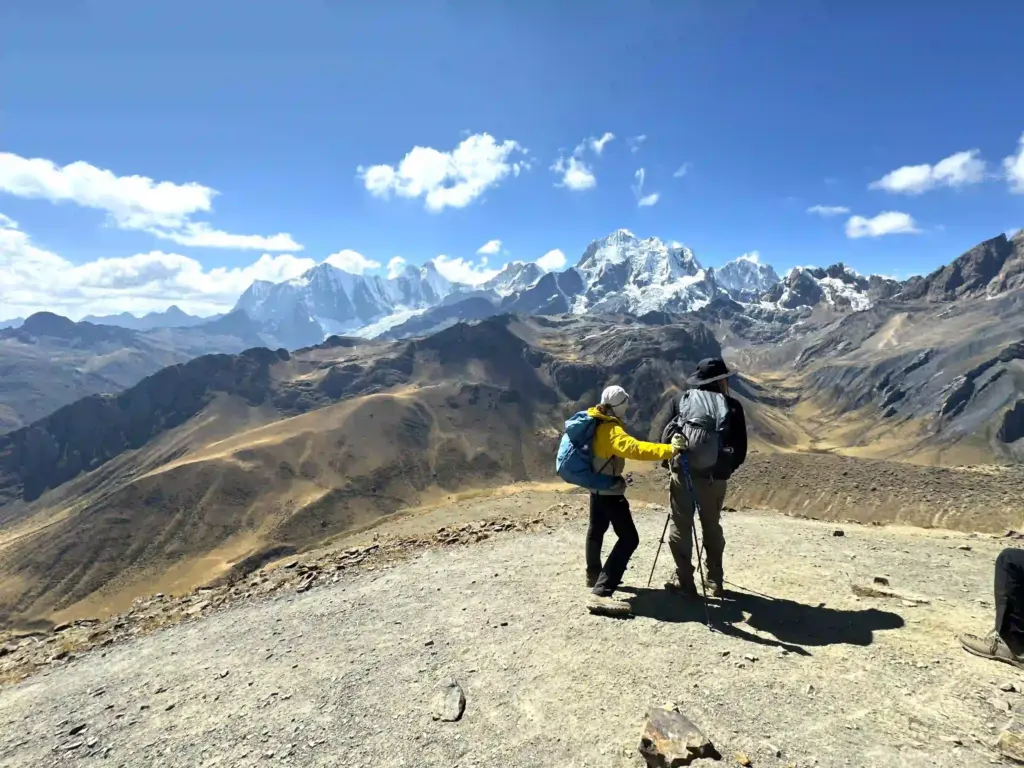 Weite alpine Bergwiesen des Huayhuash-Circuits