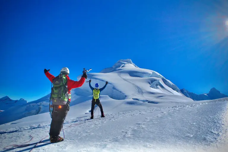 Ascensos al Tocllaraju y al Ishinca — 4 a 6 días
