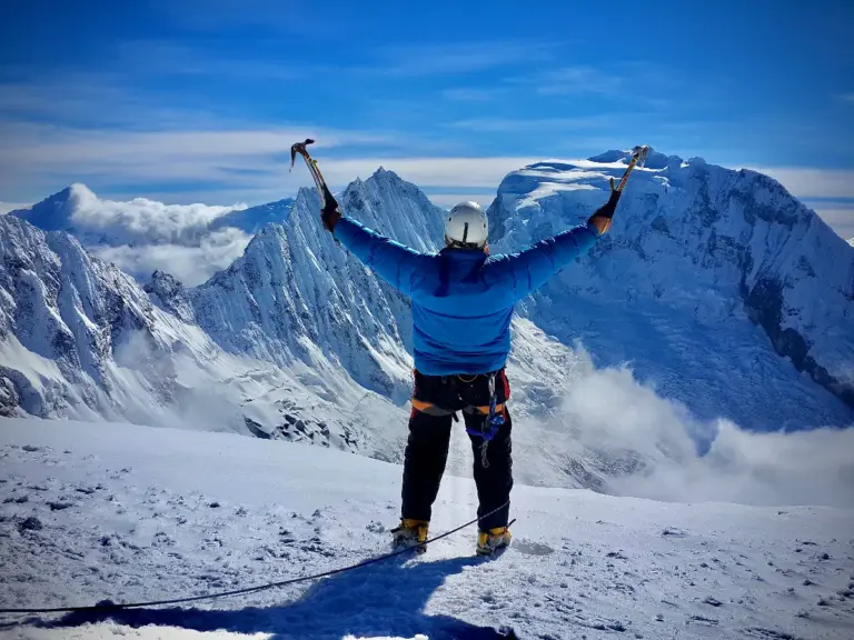 Ascenso al Vallunaraju 5686 m — 2 días